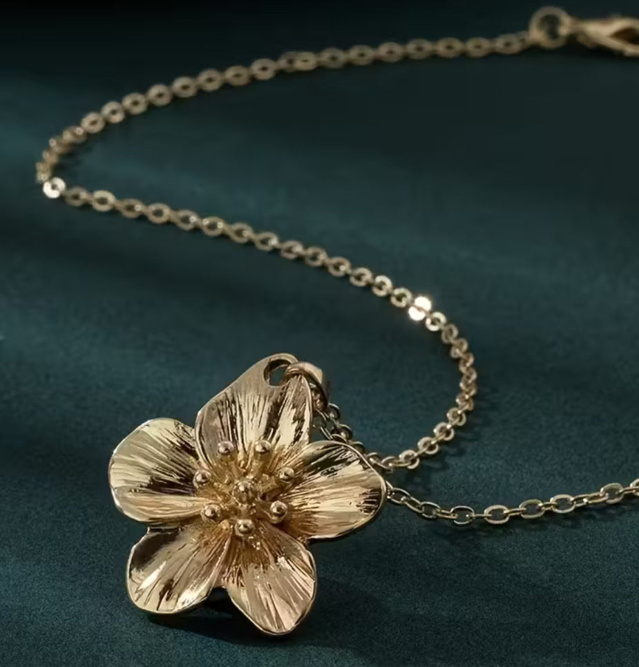 GOLD FLOWER PENDANT NECKLACE