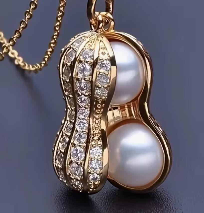 Peanut Pearl Necklace. Synthetic diamonds.