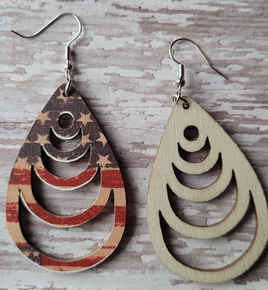 AMERICAN FLAG COLLECTION. Teardrop shaped earrings.