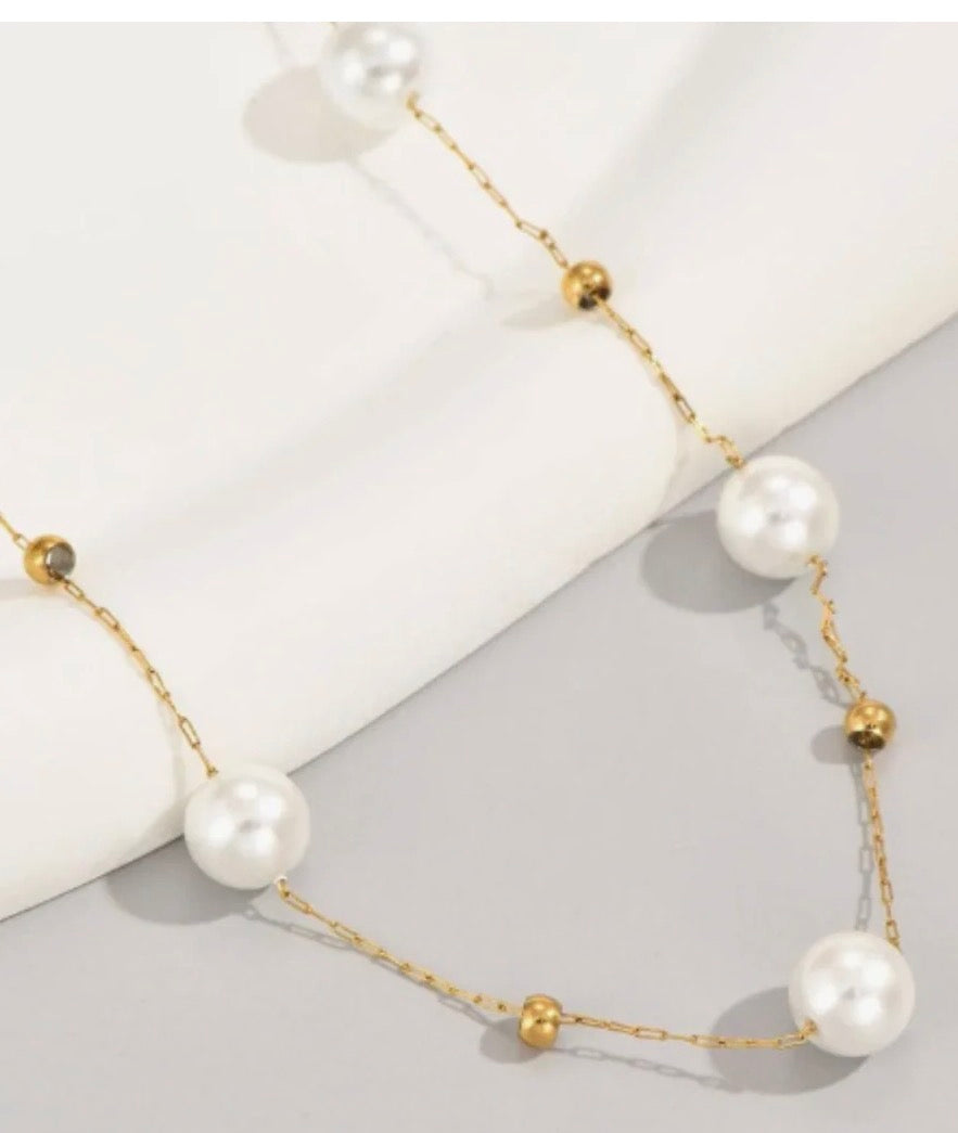 Faux Pearl Necklace. Gold Chain.
