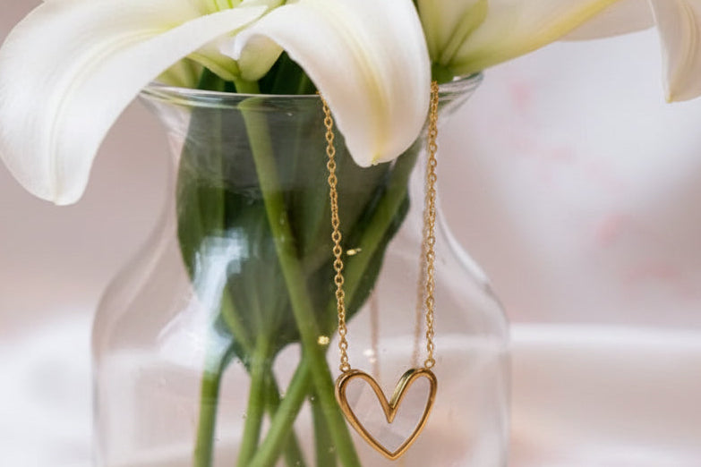 Heart shaped pendant collarbone chain.