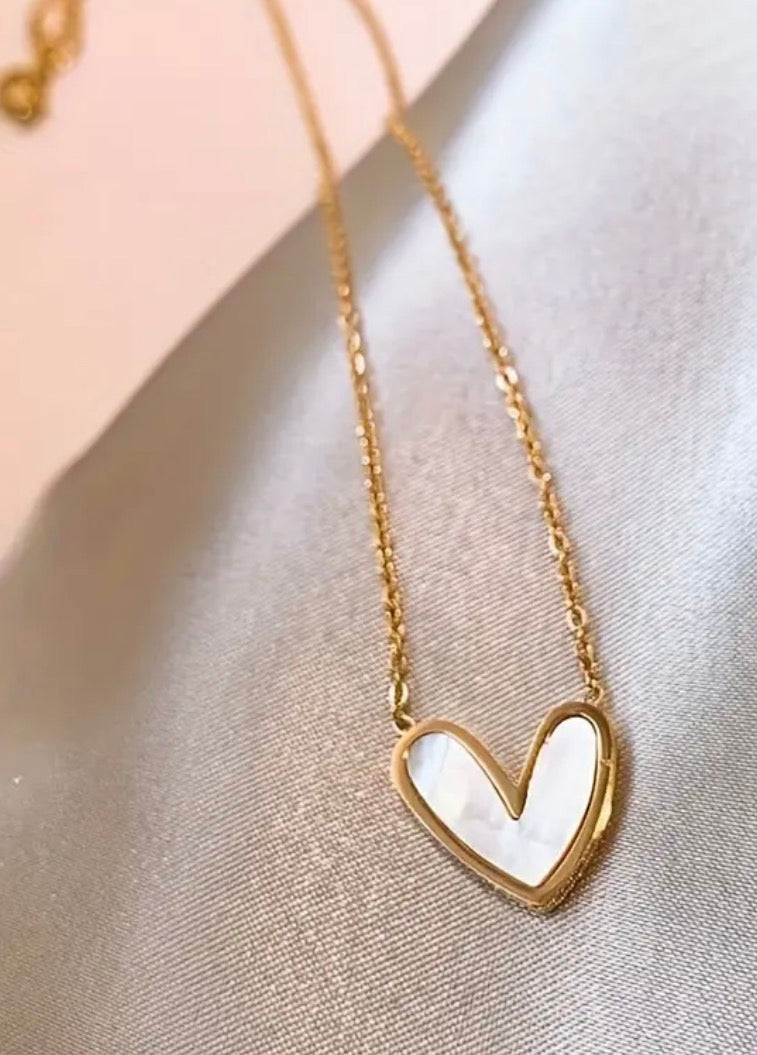 Heart shaped pendant collarbone chain.