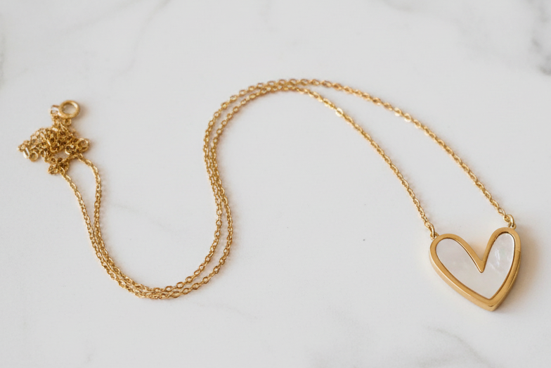 Heart shaped pendant collarbone chain.