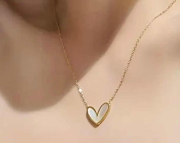 Heart shaped pendant collarbone chain.